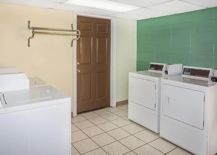 Motel: Travelodge By Wyndham Fort Myers North