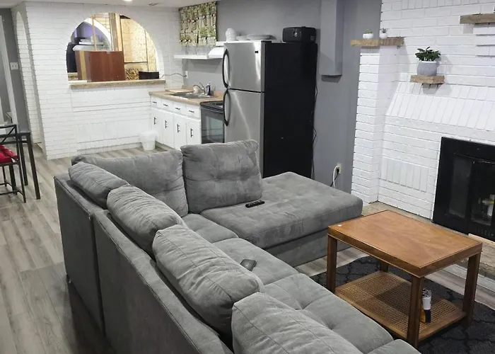 Bright Cozy 2-Bedroom Main Floor Suite