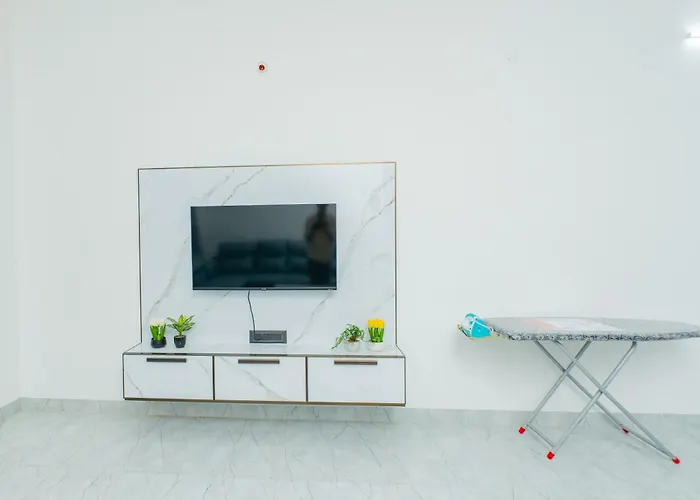 Lakshaura Service Apartment