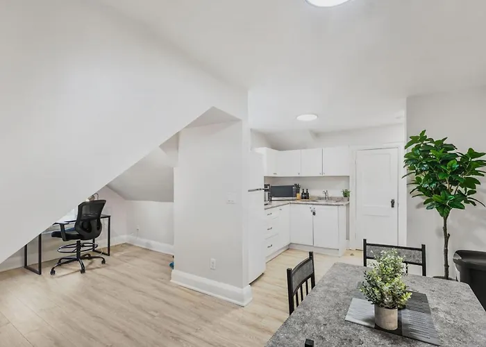 2 Bedroom 1 Bath Apt With Parking And Close To All Amenities