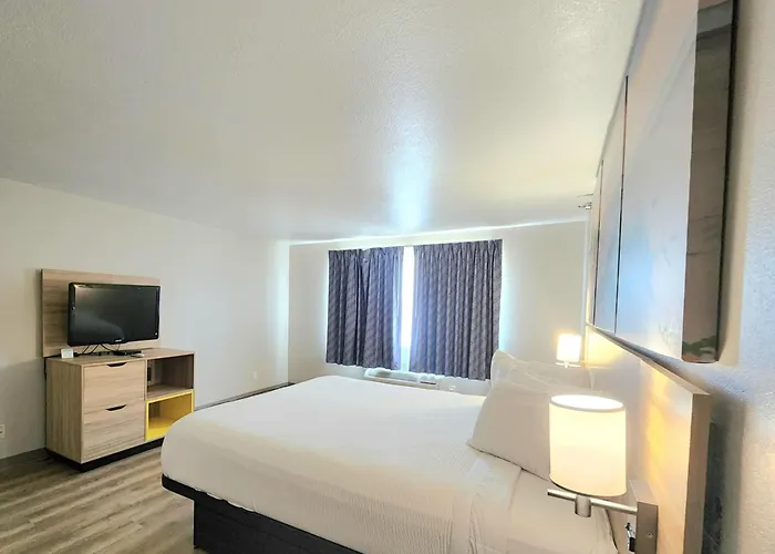 Motel: Days Inn & Suites By Wyndham Corpus Christi Central