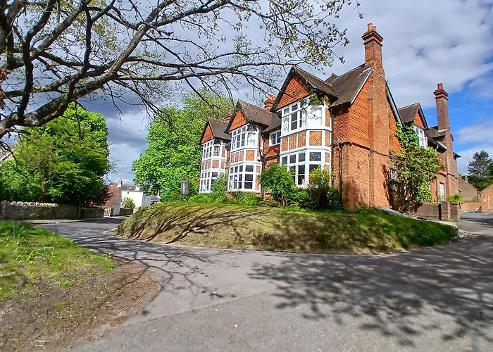 Family resorts Tree At Iffley