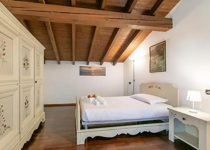 Cedar House Villa in Angera - Garden& BBQ - Happy Rentals