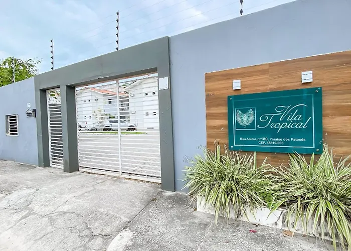Apartamento 2Q no condomínio Vila Tropical, a uma quadra da Barraca do Gaúcho, cond. com piscina, área gourmet e parquinho infantil