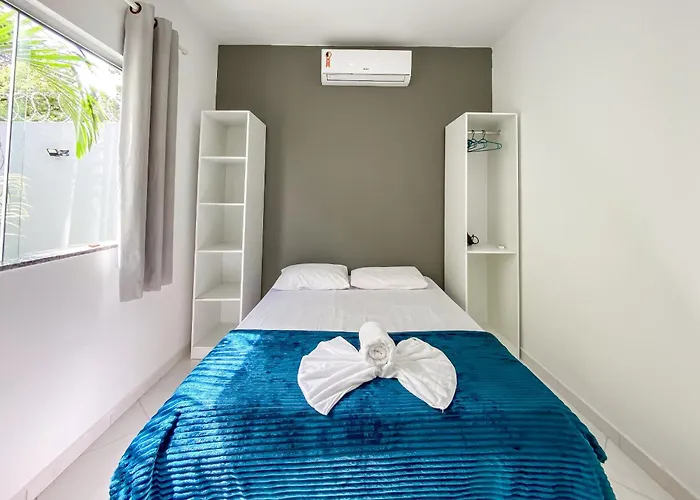 Apartamento 2Q no condomínio Vila Tropical, a uma quadra da Barraca do Gaúcho, cond. com piscina, área gourmet e parquinho infantil