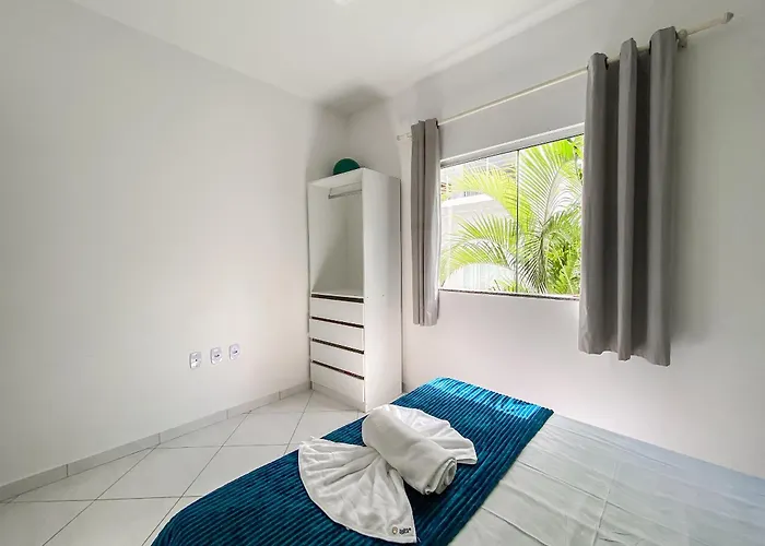 Apartamento 2Q no condomínio Vila Tropical, a uma quadra da Barraca do Gaúcho, cond. com piscina, área gourmet e parquinho infantil