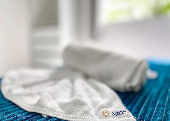 Apartamento 2Q no condomínio Vila Tropical, a uma quadra da Barraca do Gaúcho, cond. com piscina, área gourmet e parquinho infantil