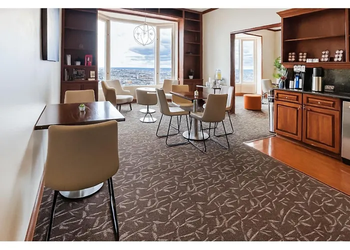 Motel: The Buckingham Hotel