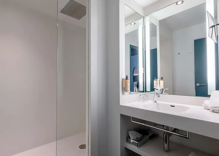 Luxury hotel only: Mercure Annecy Centre