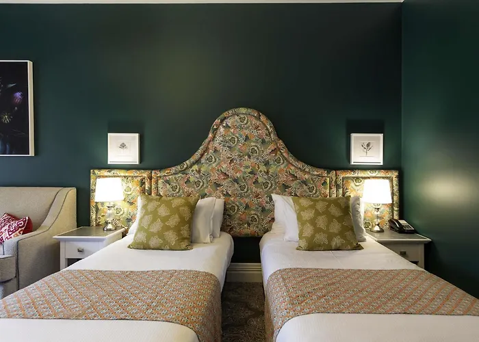 Hotel with Tennis: Grand Mercure Basildene Manor