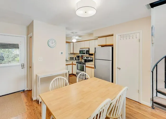 Scarborough Village - 245 Country Club Dr, Unit #608
