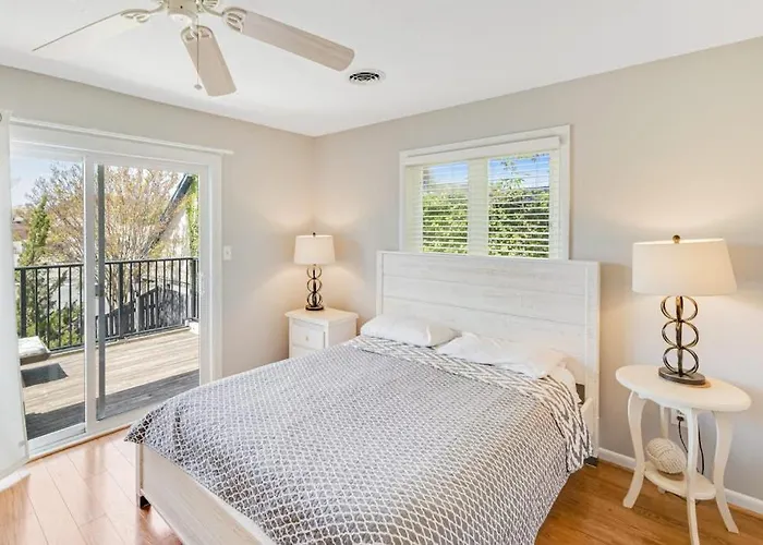 Scarborough Village - 245 Country Club Dr, Unit #608