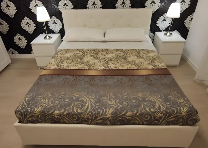 Sami Rooms: Theater District Retreat near Ortigia