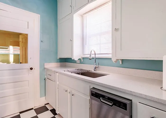 Blue Bungalow Near Ou Med/Downtown