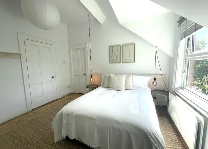 Spacious Victorian Group Retreat | Gated Parking