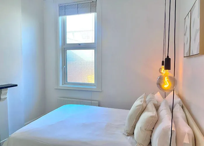 Spacious Victorian Group Retreat | Gated Parking