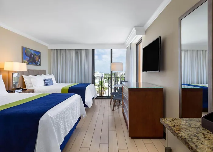 Hotels with pool Wyndham Deerfield Beach