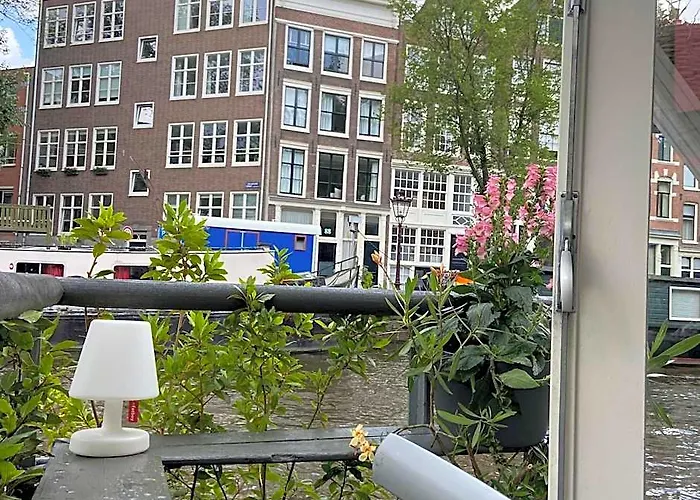 Houseboat Bonnie