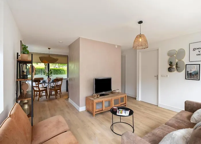 Bungalow in Sint Maartenszee near Sandy Beach
