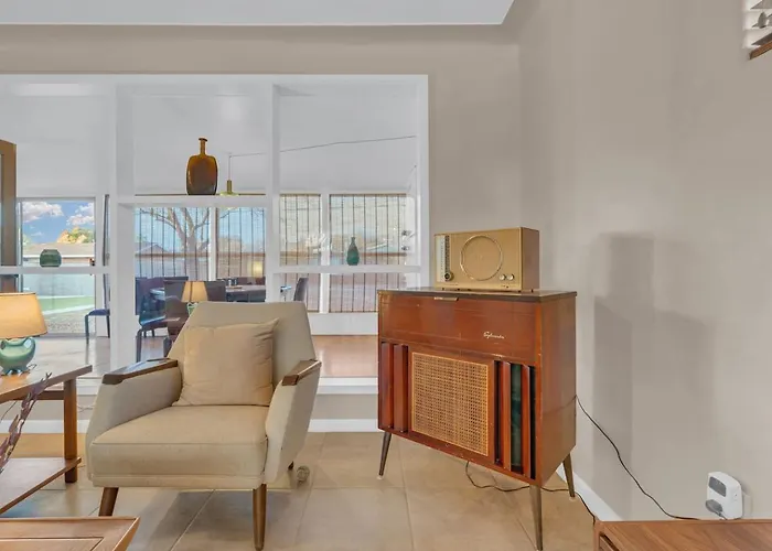 Retro Mid-Century Tucson Home With Vintage Style