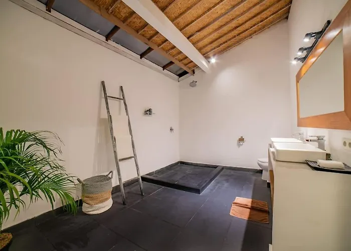 4BR villa w- private pool&garden view