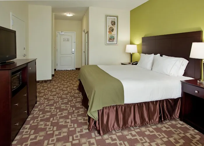 Holiday Inn Express & Suites Kansas City Sports Complex By Ihg