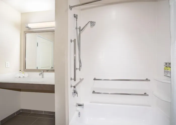 Holiday Inn Express & Suites Manhattan By Ihg