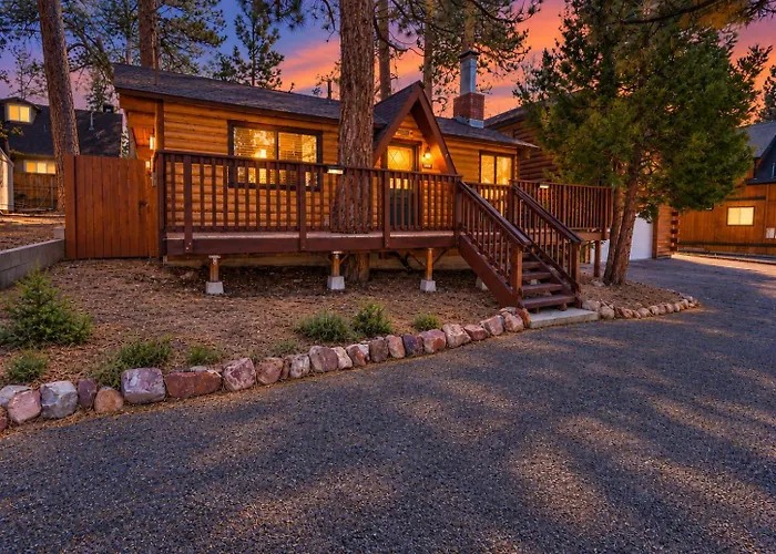 The Cuddle Inn - True Feeling Of A Great Cabin! Beautiful And Homey! Walking Distance To The Lake!