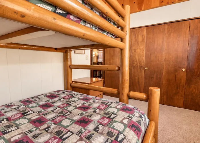 The Cuddle Inn - True Feeling Of A Great Cabin! Beautiful And Homey! Walking Distance To The Lake!