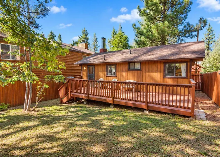 The Cuddle Inn - True Feeling Of A Great Cabin! Beautiful And Homey! Walking Distance To The Lake!