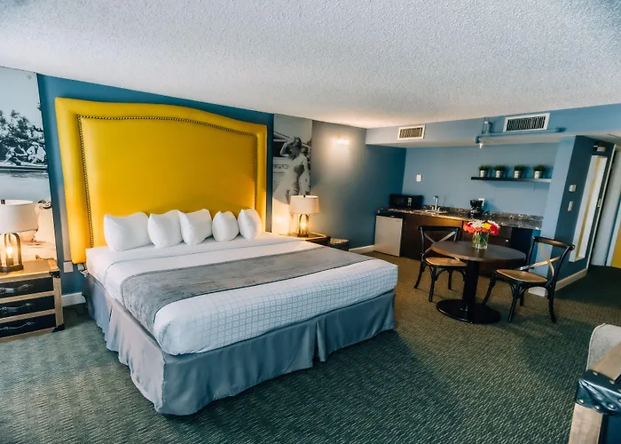 Hollander Hotel - Downtown St. Petersburg