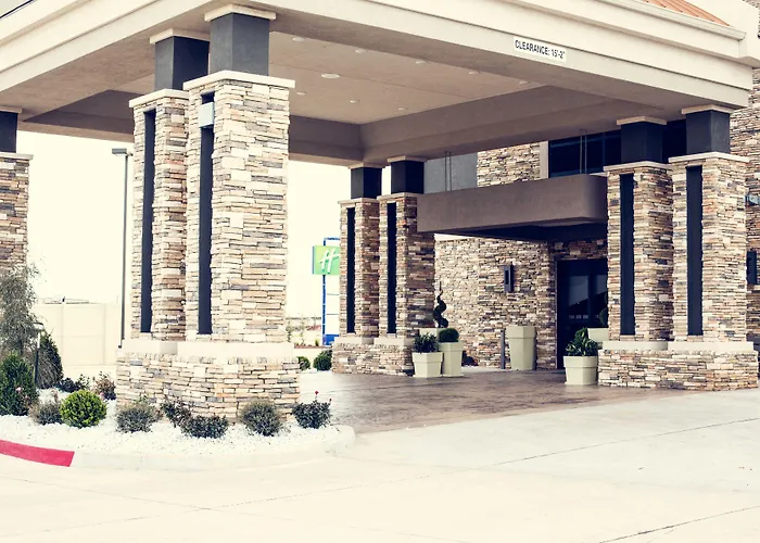 Holiday Inn Express & Suites Southeast - I-35 By Ihg