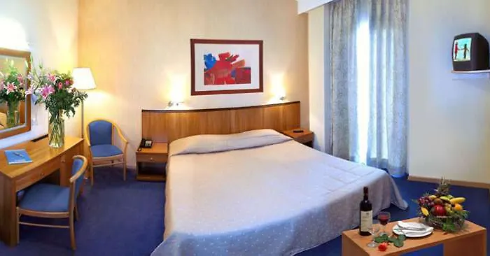 Hotel with pool: City Plaza