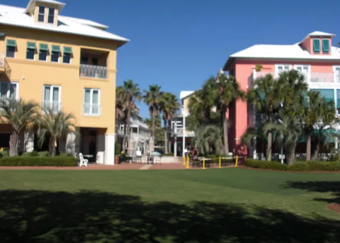 Hotel with pool: Carillon Beach Resort Inn