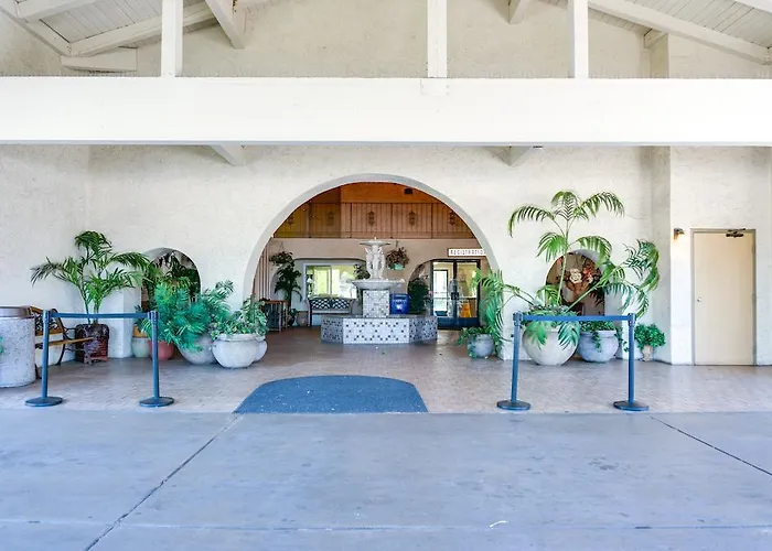 Beach hotel: California Suites Hotel