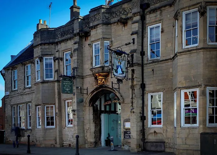 Cheap hotel: Angel And Royal Hotel