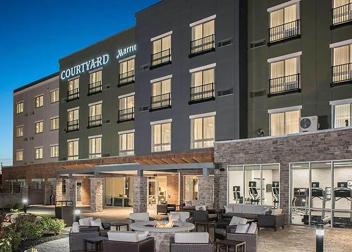 Hotel with pool: Courtyard By Marriott Albany Clifton Park