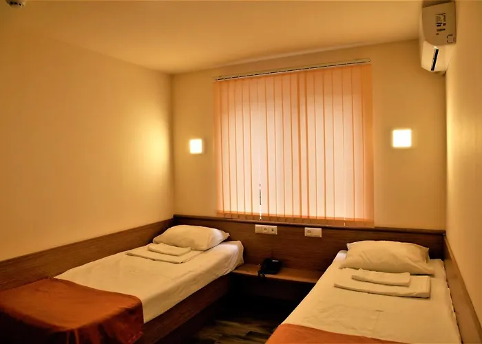 Hotels Close to Airport Albert House And Tours