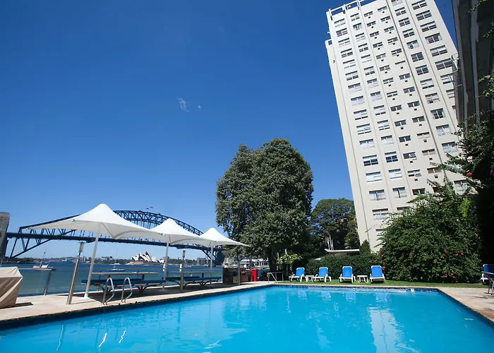 Hotel with pool: Harbourside Apartments