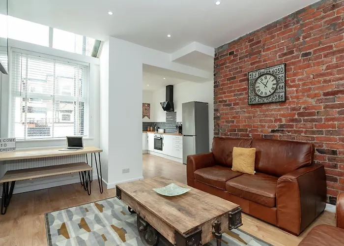 Private Villa: Park House - Large 3 Bedroom Victorian House, 10 Mins From Manchester