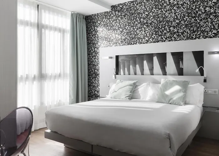 Luxury hotel only: Petit Palace Plaza Mayor
