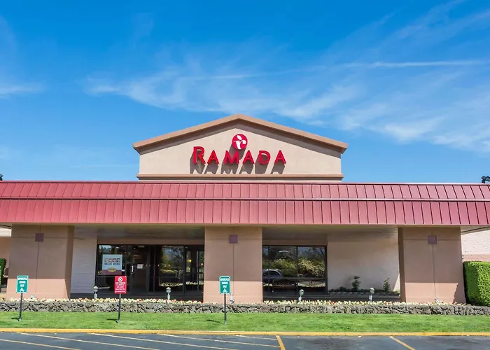 Motel: Ramada By Wyndham Medford Hotel & Conference Center