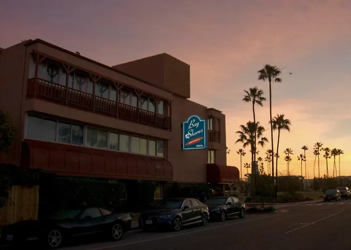 Cheap hotel: Bay Shores Peninsula Hotel