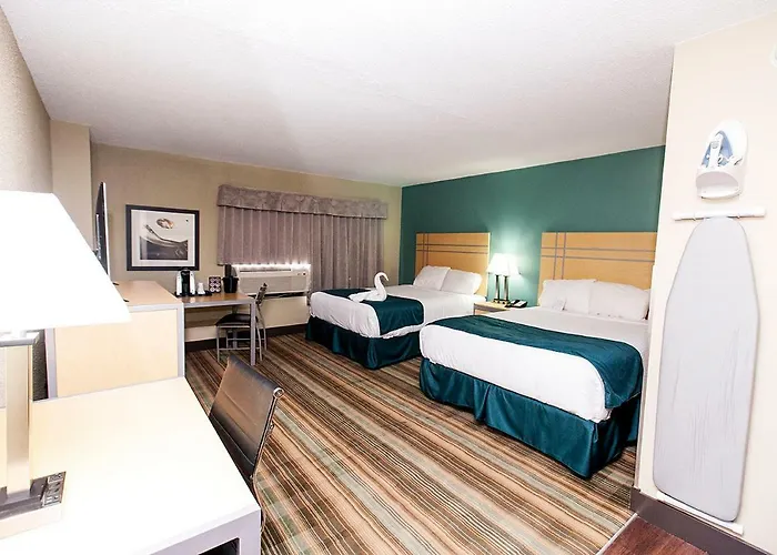 Cheap hotels Ramada By Wyndham Edmonton Yellowhead Nw