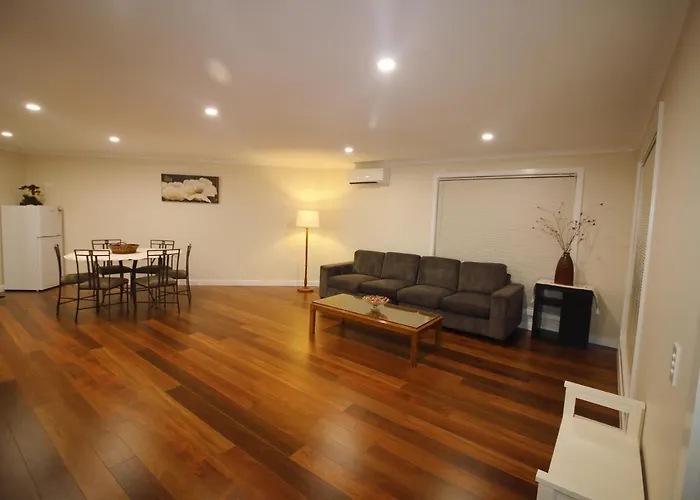 Silver House - Airport Accommodation - 7 Minutes From Airport