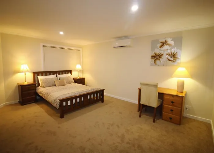 Silver House - Airport Accommodation - 7 Minutes From Airport