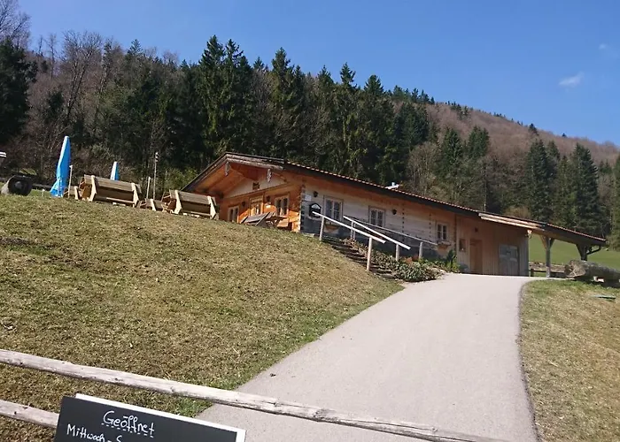 Maurers Schlierseetraum 1 hochwertige Erdgeschosswohnung mit allen Raffinessen erfreut sich auch Urlauber idealerweise für Paar mit Kindern geeignet und Vierbeiner Dank des tollen Zauns auf der Terrasse stylisch und edel von der Ausstattung mit 64 qm