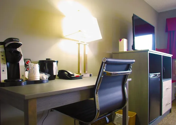 Cheap hotel: Ramada By Wyndham Edmonton Yellowhead Nw